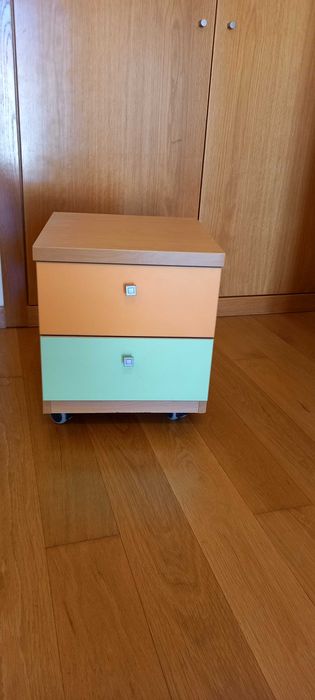 Móveis para quarto de jovem. Como novos!