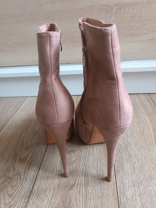 Kremowe botki na szpilce