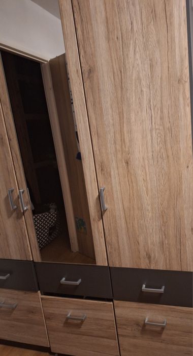 Szafa z szarym akcentem