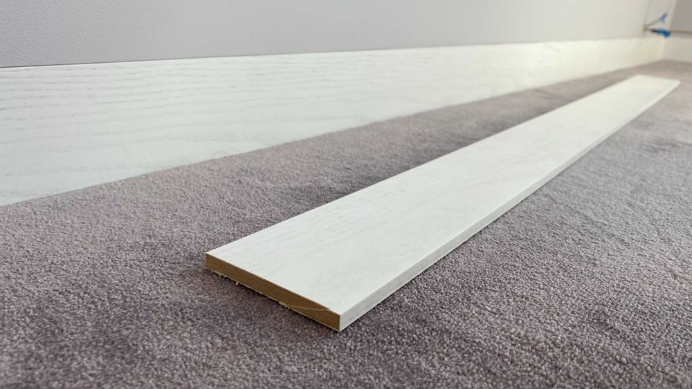 Listwy Nowe podłogowe / Deski fornirowane dwustronnie jesion biały.