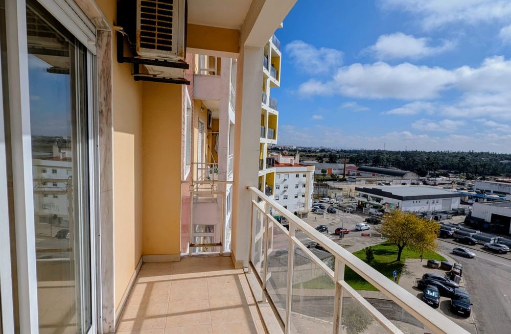 Apartamento T2 com Garagem em Santa Marta do Pinhal, Corroios