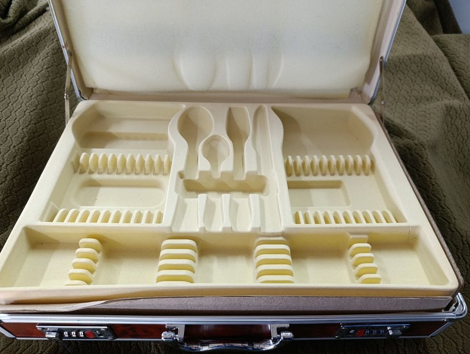 Walizka 44x32cm zamykana