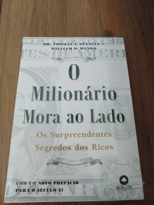 O milionário mora ao lado (novo/selado)