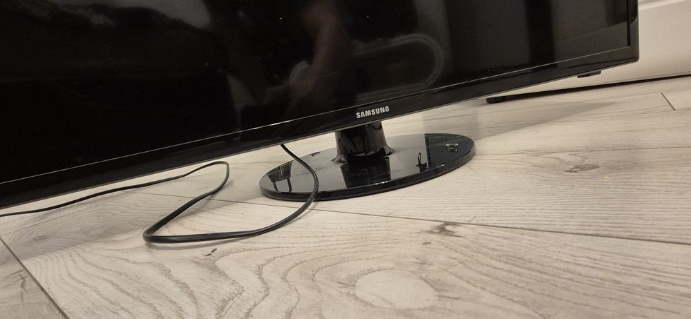 Telewizor samsung UE32F4000AW 32 cale jak Nowy
