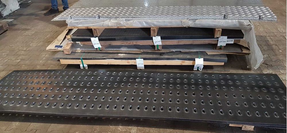 Blacha stalowa czarna 750x3000x3mm najazd laweta- auto-laweta .