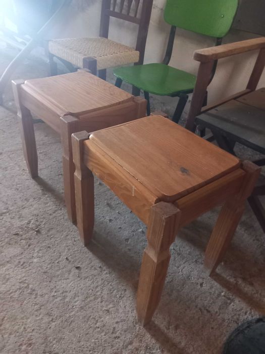 Funcionam como assentos banquetas quanto como mesas de apoio mesas de cabeceira ou laterais de pinho  Altura 45 Largura 40cm por 35cm