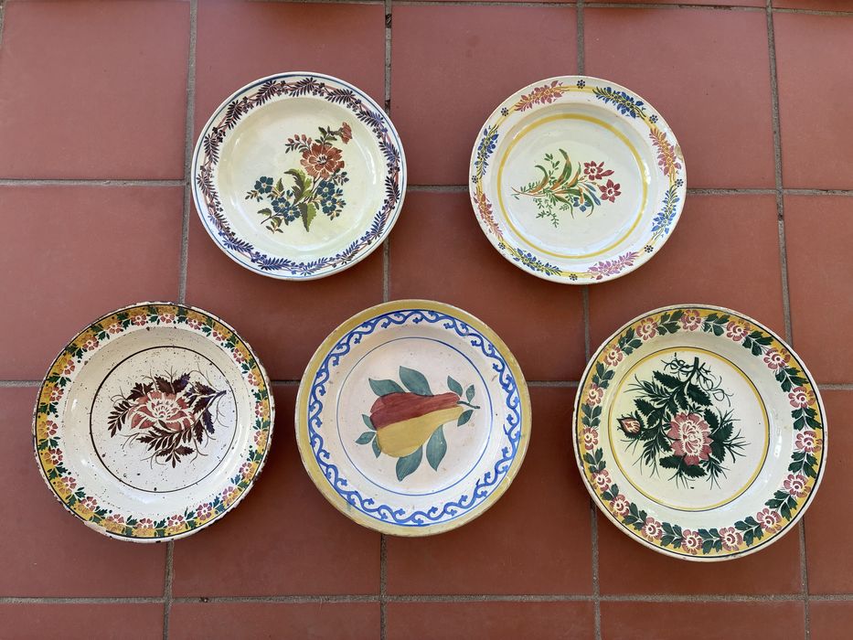 Lote de pratos antigos em faiança portuguesa – Fábricas de Miragaia e Coimbra