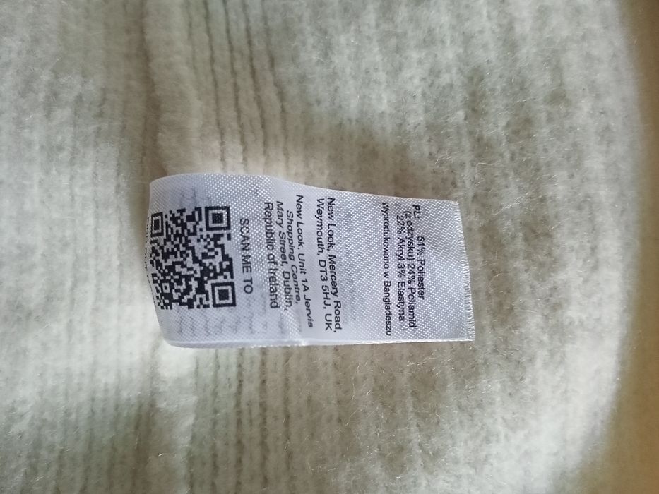 Продам женскую вязанную жилетку.