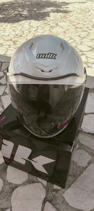 Capacete branco com viseira