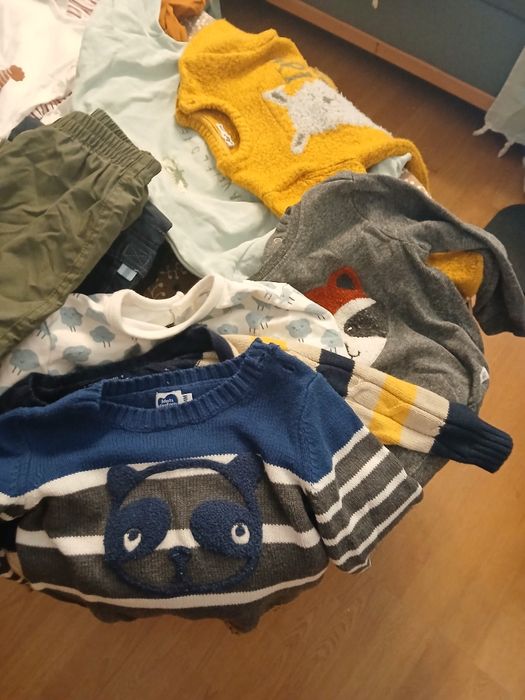 Lote de 18-24 meses. Calcas, t-shirts de manga comprida e sweatsl