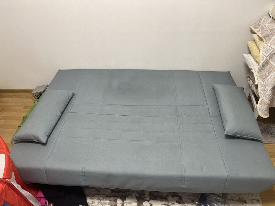 Диван блакитно-сірого кольору