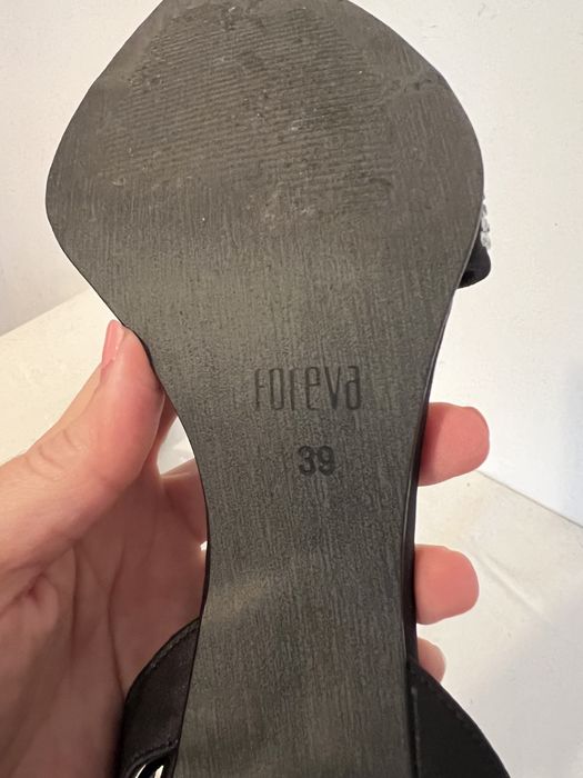 Sandálias pretas Foreva