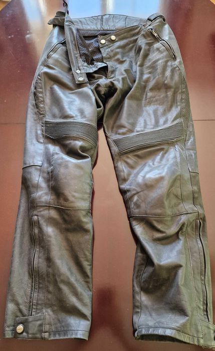 Komplet ubrania na motocykl: kurtka, spodnie, buty, kask