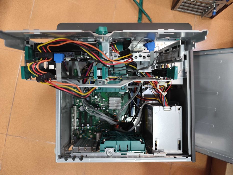 Servidor Fujitsu PRIMERGY TX100 S1 (XEON)
