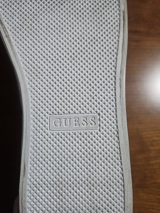 Tenis de marca Guess