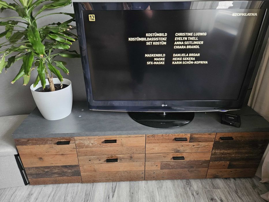 Komoda tv posiada szuflady i szafki
