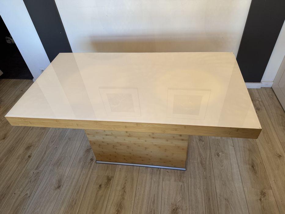 Stół bambusowy z blatem z białego szkła