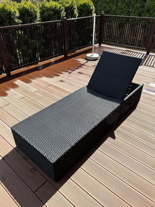Czarny leżak ogrodowy