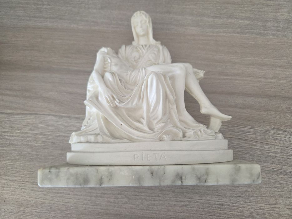 Figurka  Pieta, wys 20 cm