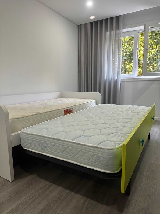 Mobília de Quarto Juvenil Completa (Cama Dupla + Cómoda + Mesa Cabeceira)