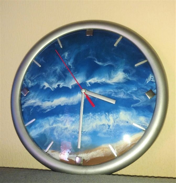 Настенные часы ручной работы в технике Resin art (морской прибой)