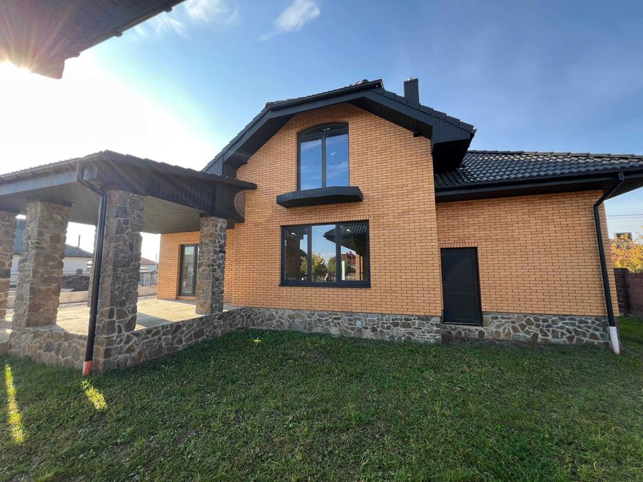 Продаж готового будинку з ділянкою та гаражем !