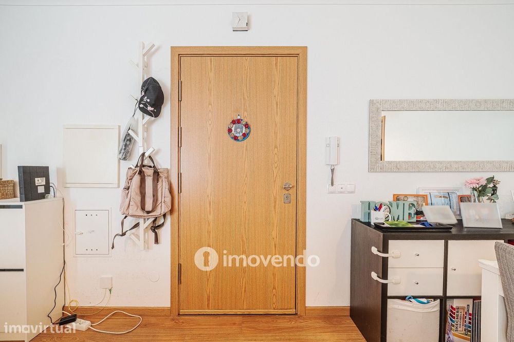 Apartamento T3, com estacionamento e terraço, em Loures
