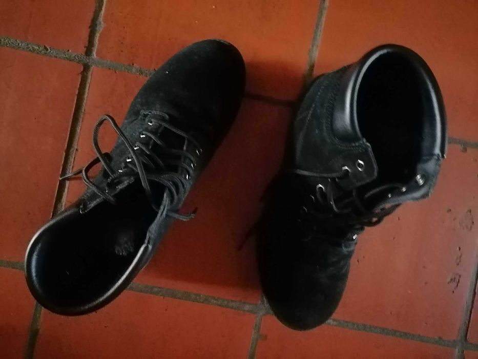 Botas Camurça impecaveis 43