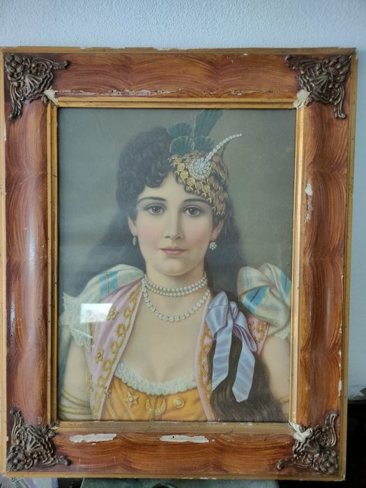 Moldura em madeira e metal.