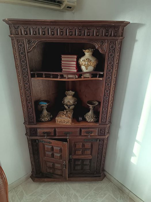 Movel antigo de madeira castanho trabalhado com relevos na madeira