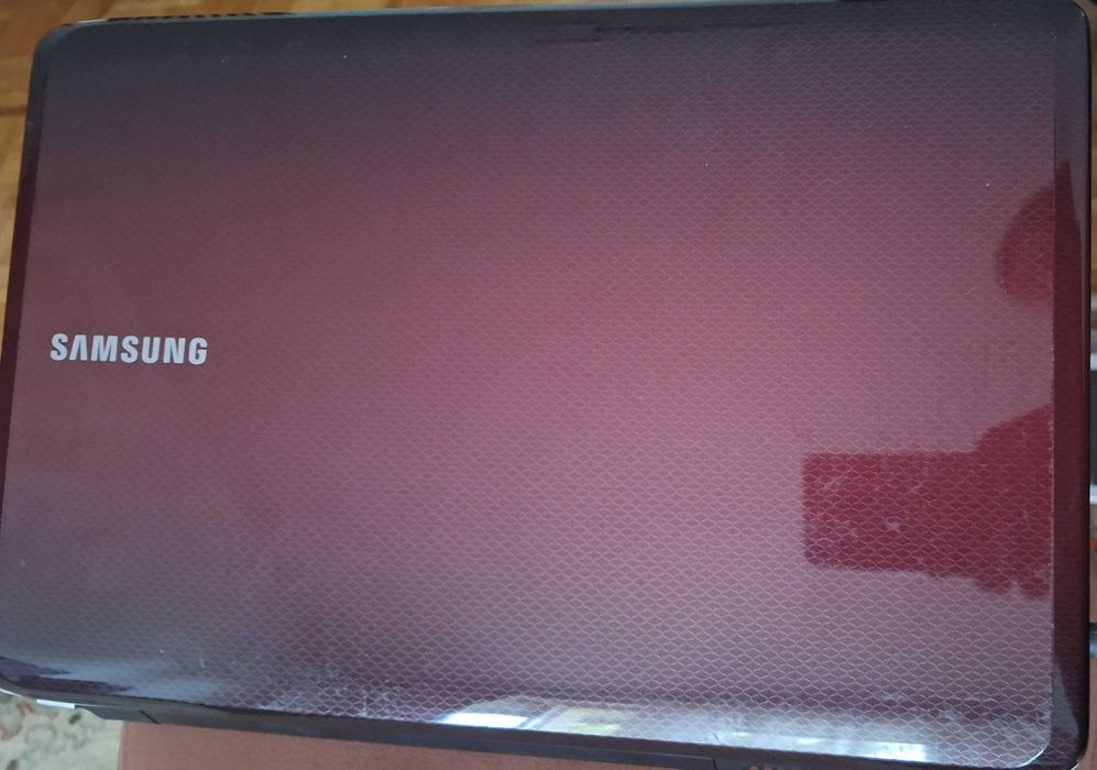 Laptop Samsung R530 z procesorem Intel Core i3 i pamięcią RAM do 4GB. Doskonały do garażu, biura, nauki. Wyposażony w kartę graficzną NVIDIA