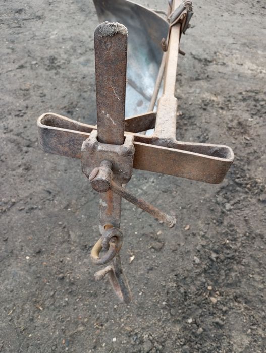 Кінний металевий плуг