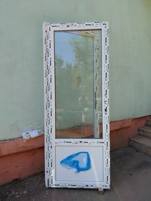 Пластиковая дверь
