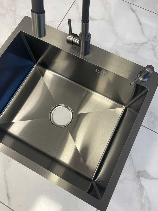 Мийка кухонна Lidz 6050 см чорна та змішувач Kraft гнучкий чорний