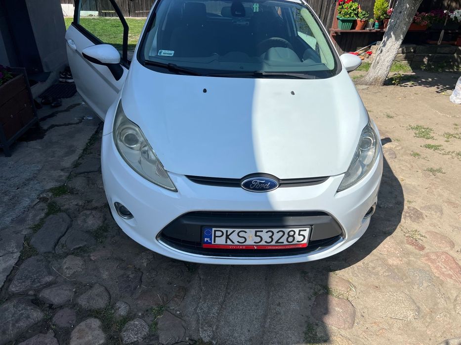Ford Fiesta Sprzedam samochód Ford Fiesta z 2009 , w najbogatszej wersji Ghia .