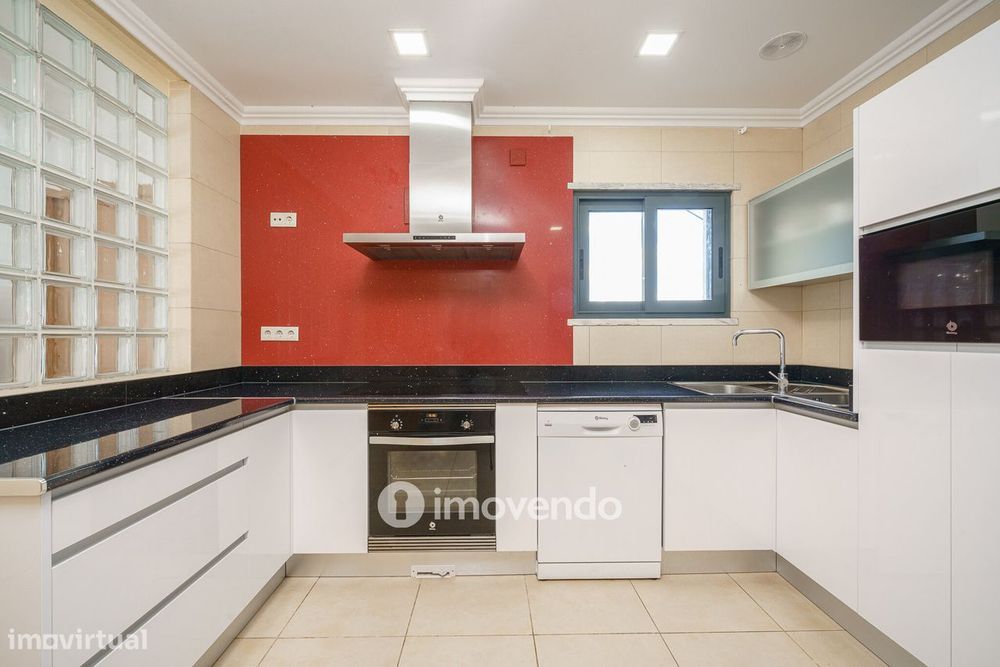 Moradia T6 exclusiva, com piscina e garagem, na Charneca da Caparica