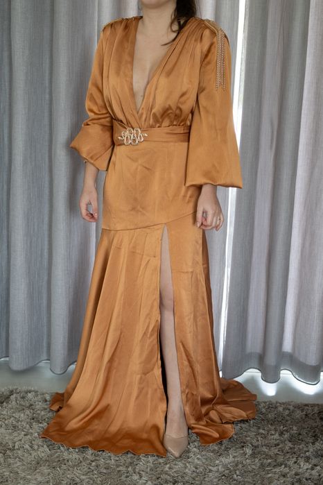 Vestido longo Char com decote em V profundo e franjas nos ombros - Marca: lune eclat