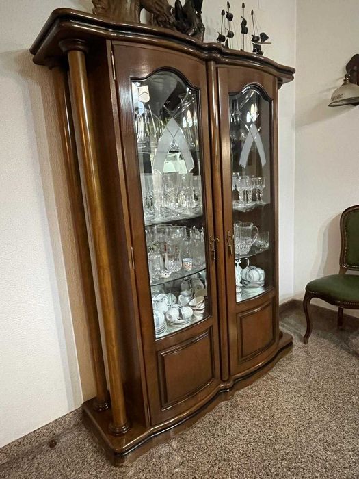 Cristaleira maciça em madeira de castanheiro