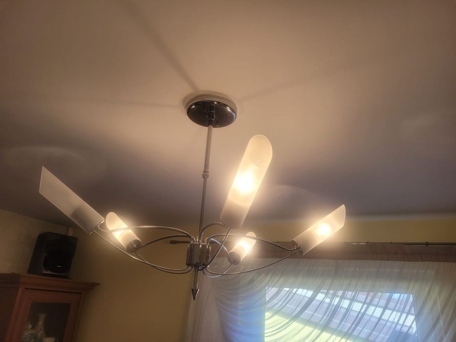 Żyrandol z mlecznymi kloszami