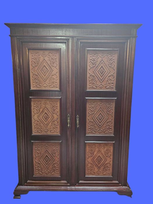 Armário de duas portas em madeira - Bom estado geral