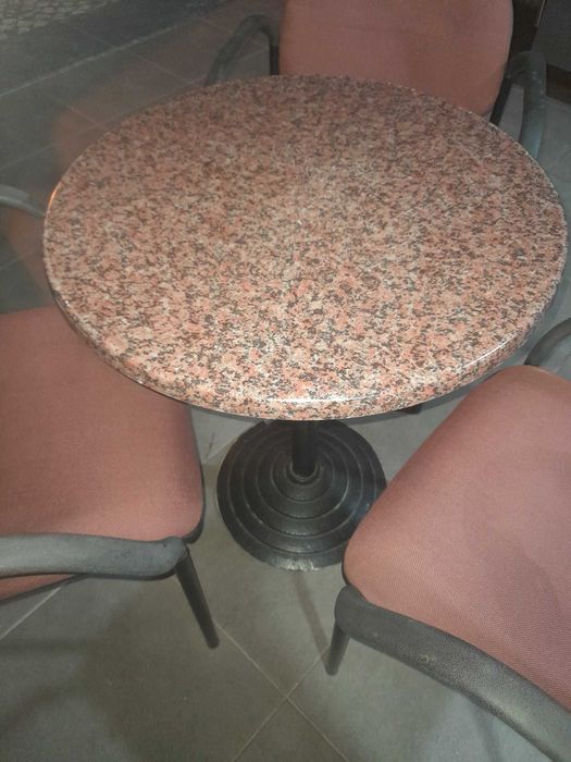 Conjunto de mesas e cadeiras