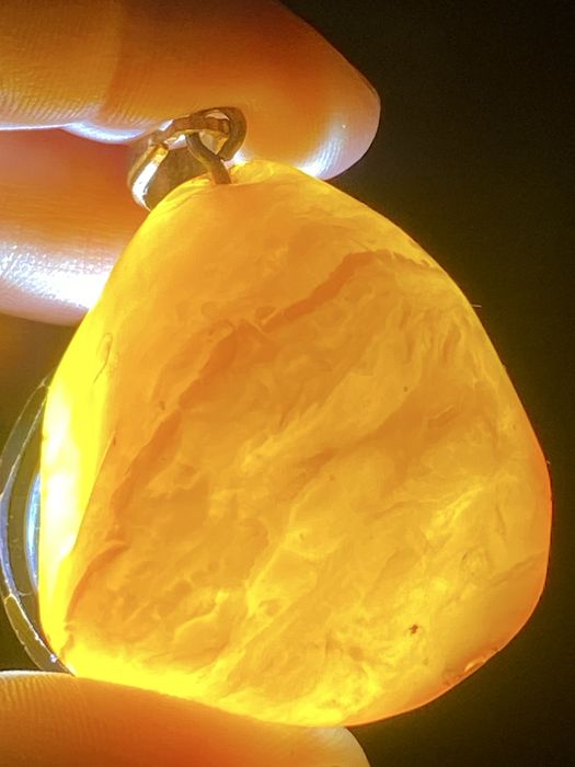 Продаю кулон пейзажный янтарь