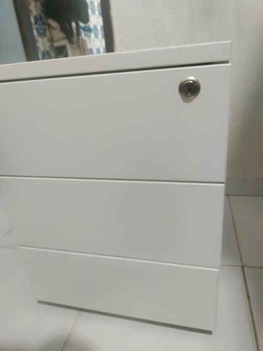 Armário de 3 gavetas.