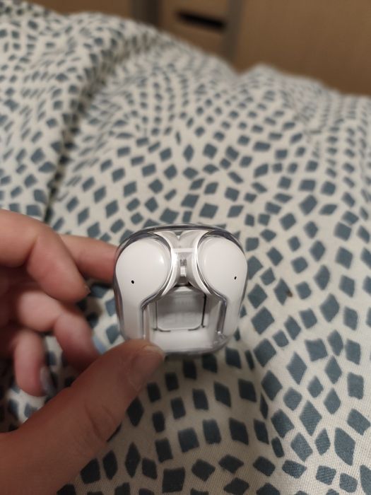 Fones transparentes e brancos