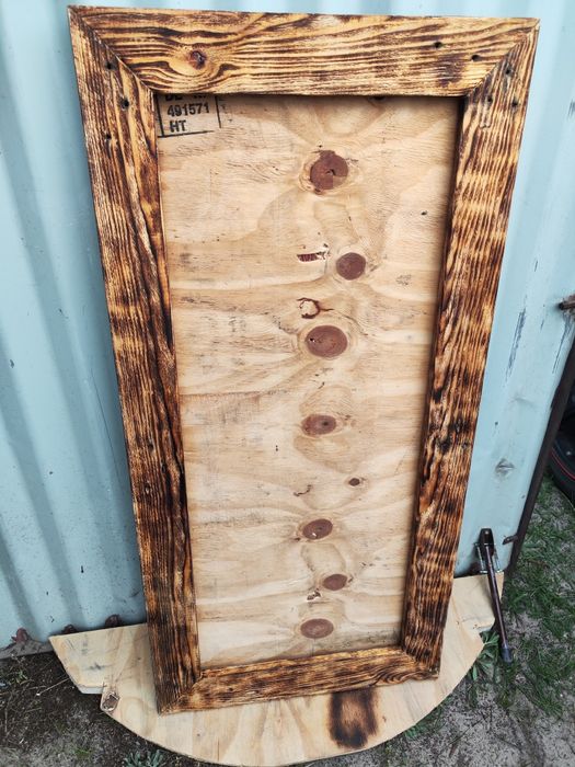 Duże lustro w drewnianej ramie