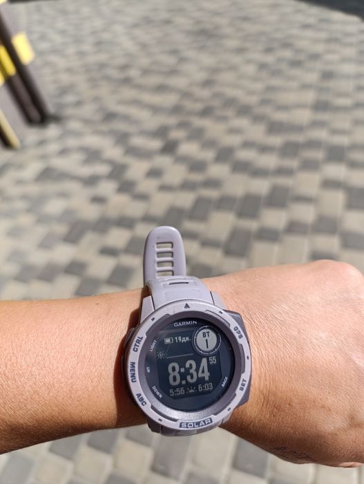 Garmin instinct Solar/вимикається