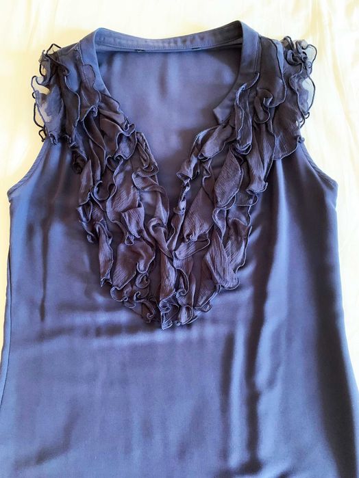 Vestido fluido com folhos no decote. NOVO.