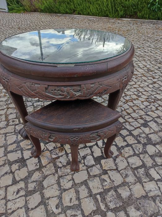 Mesa de madeira com quatro bancos