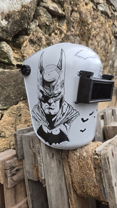 Máscara de soldar pintada à mão