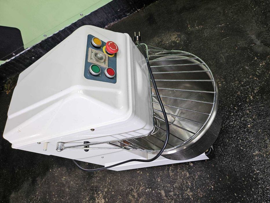 Amassadeiras, bancadas, fornos... Tudo para pizzaria